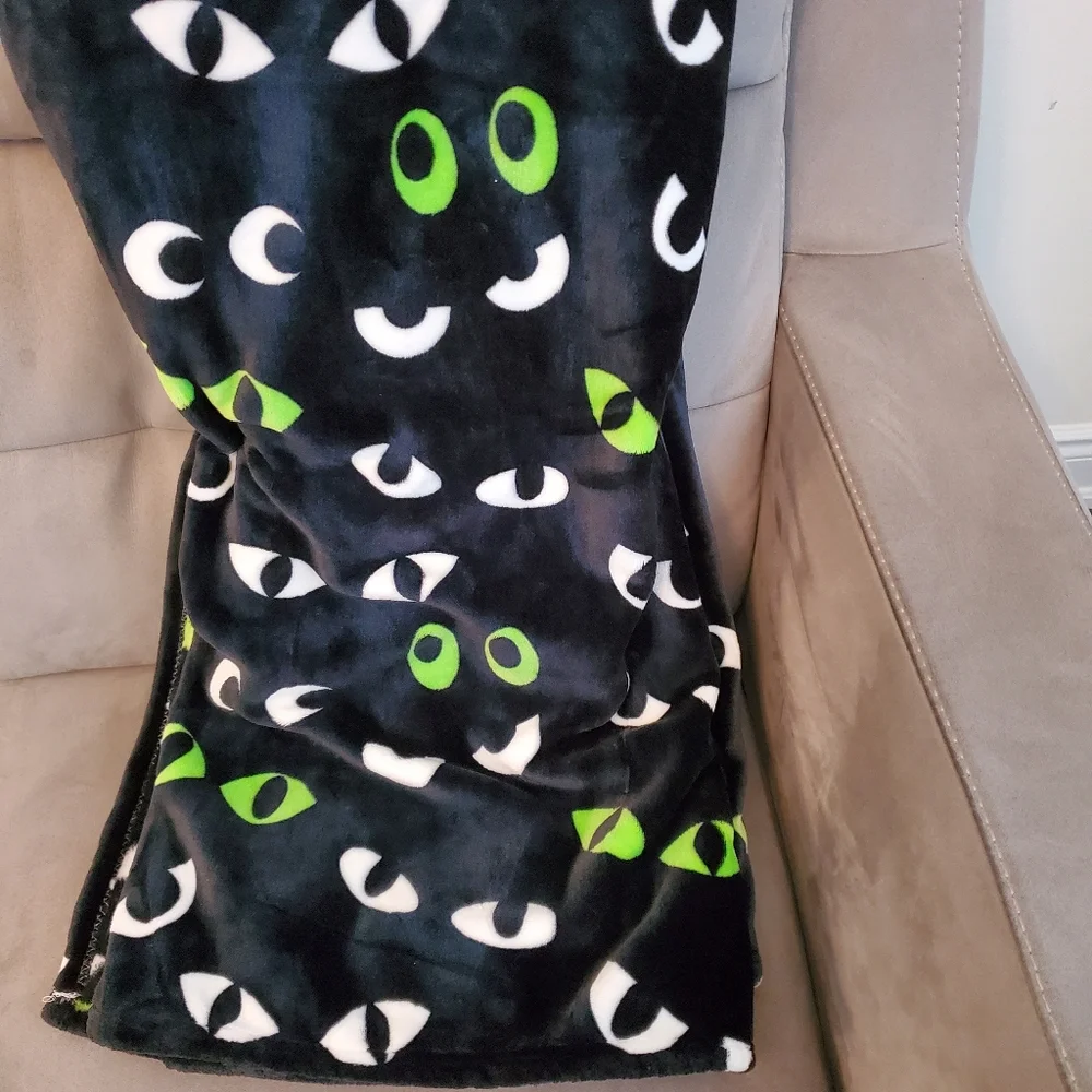 Novogratz halloween throw